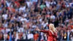Penampilan Lady Gaga sebelum dimulainya NFL Super Bowl 50 antara Panthers Carolina dan Denver Broncos di Santa Clara, California, Minggu (7/2). Berbalut busana dari Gucci, Gaga tampil serba merah seperti bendera negaranya (Patrick Smith/Getty Images/AFP)