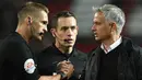 Pelatih Manchester United, Jose Mourinho berjabat tangan dengan wasit Craig Pawson usai pertandingan melawan Tottenham Hotspur pada lanjutan Liga Inggris di Old Trafford, (27/8). MU kalah telak atas tottenham 3-0. (AFP Photo/Oli Scarff)