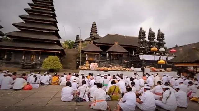 6 Potret Indahnya Pura Agung Jagat Karana Surabaya, Kental Nuansa Bali