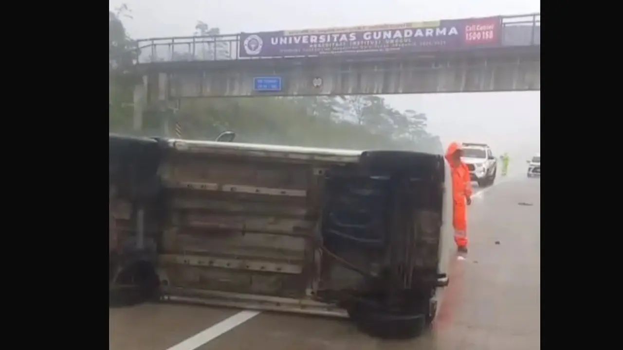 Kecelakaan tunggal terjadi di ruas Jalan Tol Bocimi.