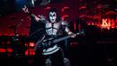 Penampilan vokalis band heavy metal KISS, Gene Simmons dalam tur dunia bertajuk 'End of the Road' di Riverbend Music Center, Cincinnati, Ohio, Amerika Serikat, Kamis (29/8/2019). KISS menggebrak panggung Riverbend Music Center dalam tur perpisahan band tersebut. (Photo by Amy Harris/Invision/AP)