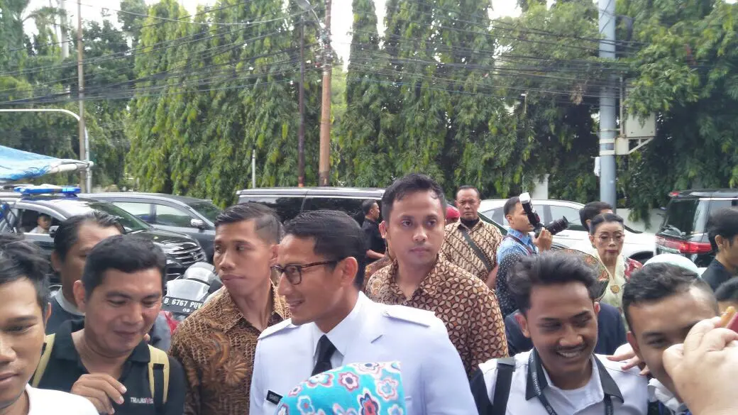 Sandiaga Uno dan istri Nur Asia tiba di Masjid Sunda Kelapa. (Daniel Kampua/Bintang.com)