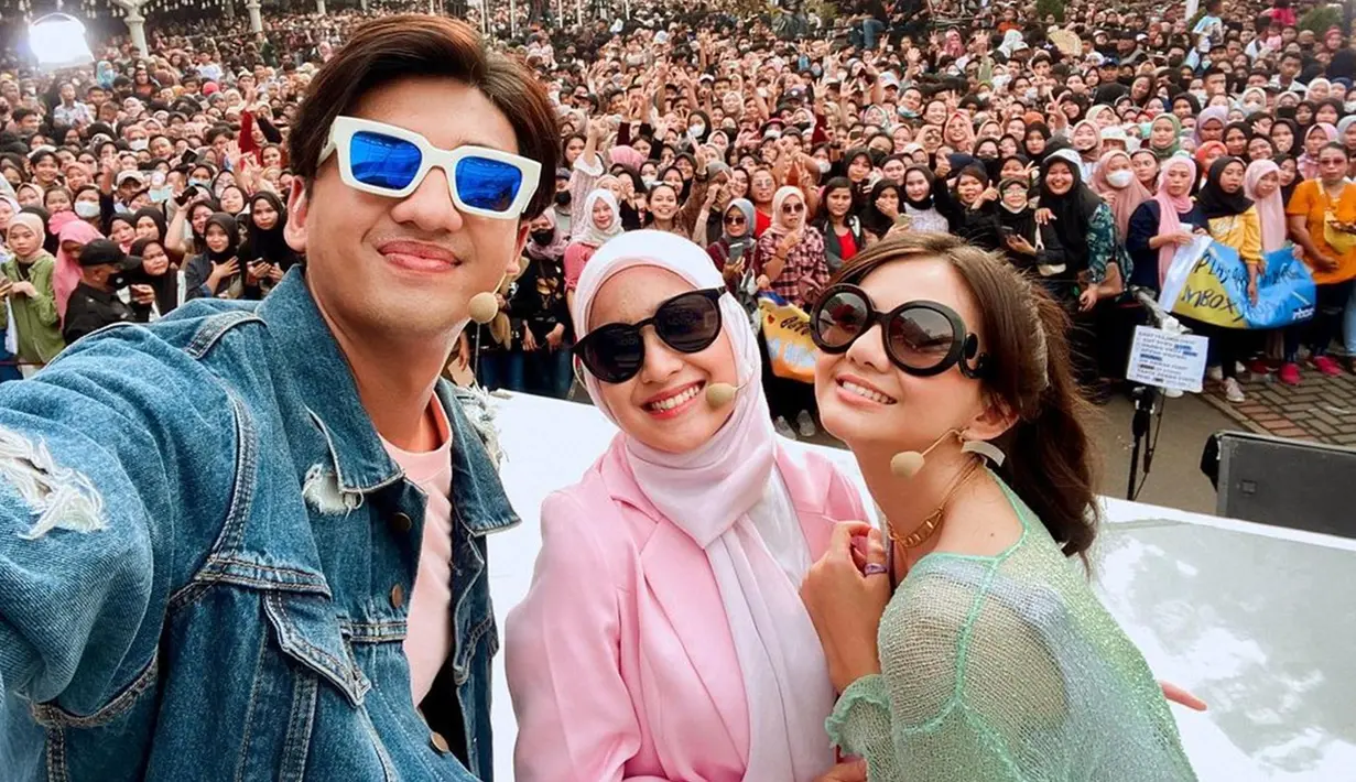 Gencar promo sinetronnya, ini potret kompak Cut Syifa, Harris Vriza, dan Afifah Ifah’nda di acara musik Inbox. Tengah jadi idola baru lewat perannya di sinetron Tajwid Cinta, terlihat para penggemar senang bertemu dengan tiga pemain Tajwid Cinta ini. Kompak pakai kacamata hitam, kebersamaan ketiganya sukses curi perhatian meski baru pertama kali bintangi satu judul bareng. (Liputan6.com/IG/@cutsyifaa)