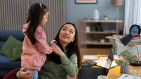 Pada tahap tumbuh kembang, anak sangat sensitif terhadap kata-kata yang mereka dengar. Afirmasi positif yang terdengar sederhana ternyata dapat membantu membentuk cara mereka memandang diri sendiri dan menilai kemampuan mereka. (foto/dok: freepik)