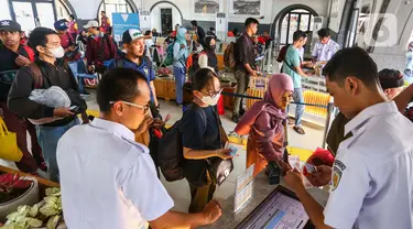 Sejumlah pemudik memadati Stasiun Pasar Senen, Jakarta, Rabu (3/4/2024). (Liputan6.com/Angga Yuniar)