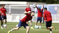 Gelandang Timnas Inggris, Adam Lallana melahap menu latihan bersama rekan-rekannya di Stade des Bourgognes, Chantilly, Prancis (7/6/2016). Inggris diprediksi maksimal mencapai babak semifinal pada Piala Eropa 2016.  (Reuters/Lee Smith)