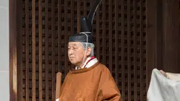 Kaisar Jepang Akihito bersiap untuk melakukan ritual di Istana Kekaisaran, Tokyo, Jepang, Selasa (12/3). Kaisar Akihito akan digantikan oleh putra sulungnya, Putra Mahkota Naruhito. (Imperial Household Agency of Japan via AP)