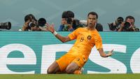 Pemain Timnas Belanda, Cody Gakpo melakukan selebrasi usai mencetak gol pertama ke gawang Timnas Senegal dalam laga matchday pertama Grup A Piala Dunia 2022 di Al Thumama Stadium, Doha, Qatar, Senin (21/11/2022) malam WIB. (AP/Luca Bruno)