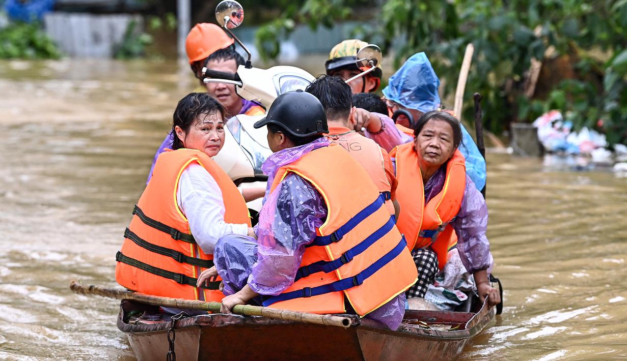 Media pemerintah setempat merilis, hingga saat ini bencana yang terjadi di Vietnam Utara telah menewaskan 63 orang dan 40 lainnya hilang. (Nhac NGUYEN/AFP)