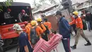 Petugas Basarnas membantu proses evakuasi perabotan dan berkas di Kantor Kepala Desa Jungutan, Karangasem, Bali, Jumat (1/12). Erupsi Gunung Agung membuat para petugas Basarnas terus berupaya membantu warga. (Liputan6.com/Immanuel Antonius)