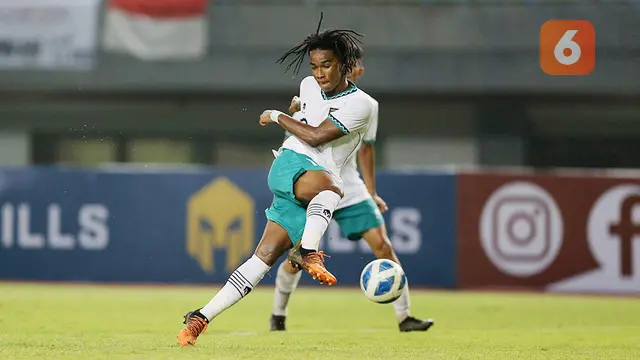Foto: Aksi Dansa Marselino Ferdinan dan Ronaldo Kwateh Yang Membuat Vietnam Kerepotan