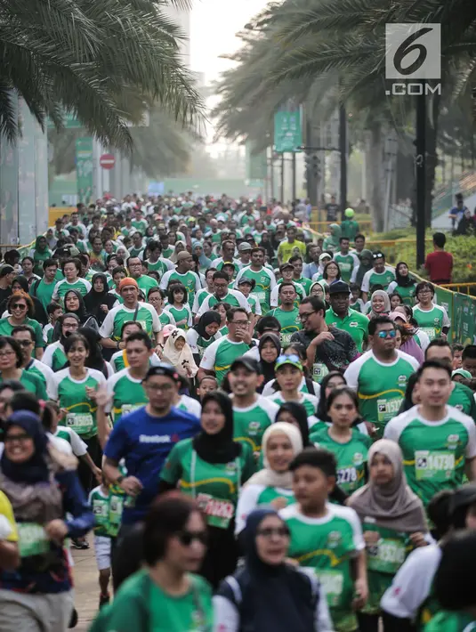 Ribuan peserta mengikuti lomba lari Milo Jakarta International 10K di kawasan Rasuna Epicentrum, Jakarta, Minggu (14/7/2019). Milo Jakarta International 10K diikuti oleh sekitar 16 ribu peserta. (Liputan6.com/Faizal Fanani)