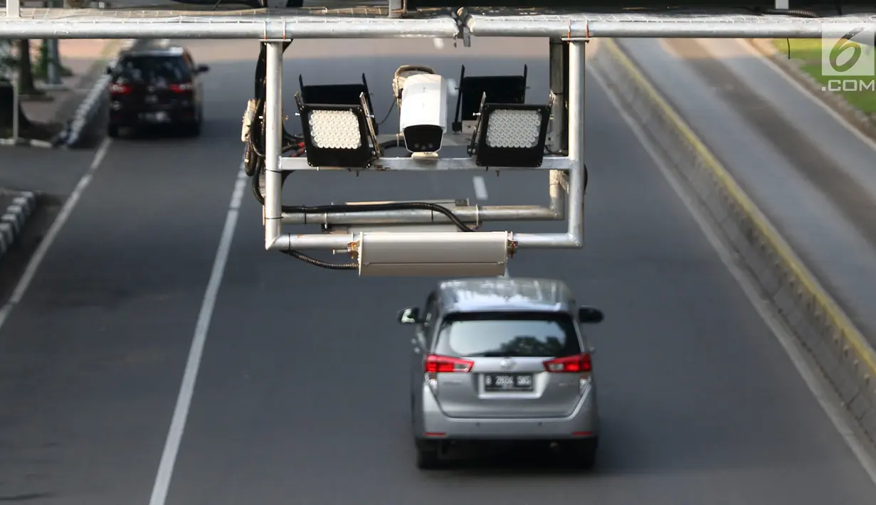 Kendaraan melintas di bawah rambu sistem jalan berbayar atau electronic road pricing ( ERP) di Jalan Merdeka Barat, Jakarta, Kamis (14/2). Meskipun rambu telah dipasang, penerapan ERP hingga saat ini masih terus dikaji. (Liputan6.com/Immanuel Antonius)