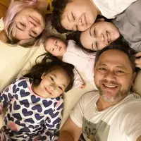 Di masa pandemi seperti sekarang tentu Indra dan Mona sangat menjaga sang buah hati. Mereka sangat membatasi orang-orang yang ingin menjenguk buah harinya, bahkan eyangnya sendiri baru melihat Numa setelah empat bulan. (Instagram/monaratuliu)