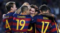 DIPELUK - Lionel Messi (tengah) dipeluk rekan-rekannya di Barcelona usai menjadi aktor bagi gol Marc Bartra, Senin (21/9/2015) dini hari WIB. (Reuters/Susana Vera)