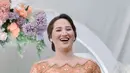 Pamer tawa bahagia, Adisty Juniar dipuji cantik oleh warganet. Meski desain kebayanya tampak simpel, namun kebaya tersebut sangat cocok dengan Adisty Juniar dan semakin pancarkan pesonanya. Segera melepas masa lajangnya, tak sedikit warganet yang mendoakan kelancaran pernikahan Adisty Juniar dan Reiner Manopo. (Liputan6.com/IG/@cekaphoto)