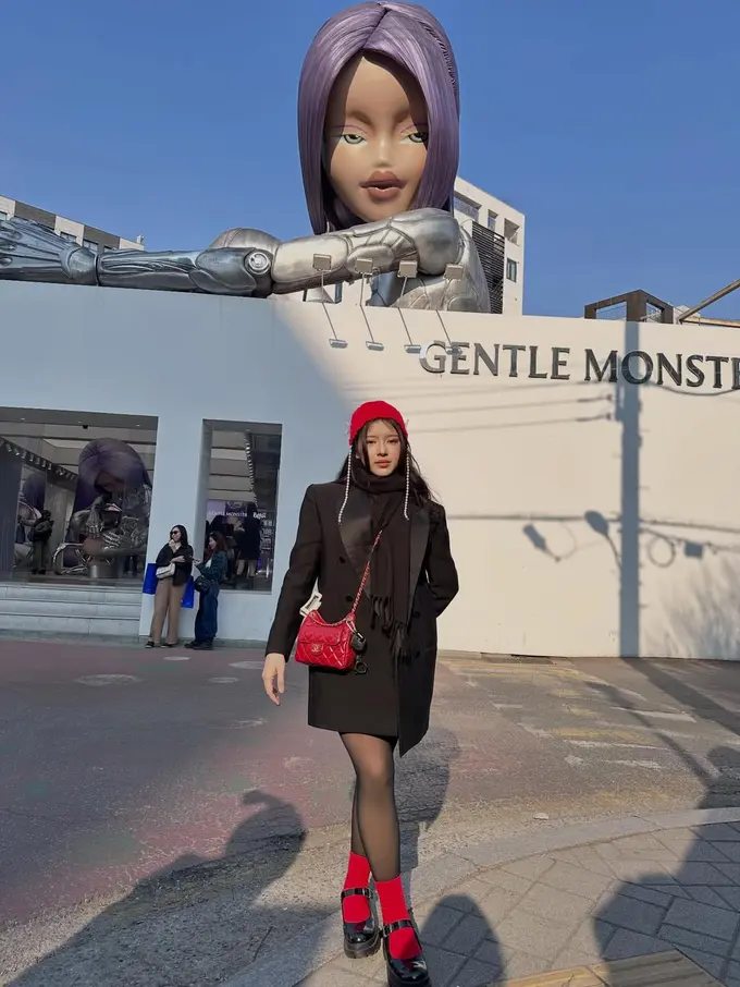 Serba Hitam dengan Aksen Merah, Gaya Tiara Andini di Korea Selatan Curi Perhatian