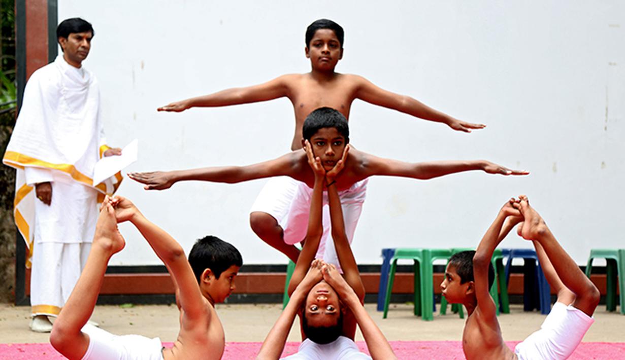Remaja dan anak-anak turut berpartisipasi melakukan gerakan yoga di Bangalore, India. (EPA/Jagadeesh NV)