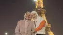 Dinda Hauw mengunggah potret kebersamaannya bersama sang ibunda saat liburan musim dingin ke Paris. Keduanya pun tampak mirip. [@dindahw]