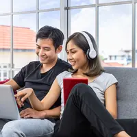 ilustrasi couple cinta/Casper1774 Studio/Shutterstock