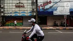 Warga beraktivitas di kawasan Blok M, Jakarta, Minggu (17/1/2021). Per data hari ini, Minggu (17/1), ada tambahan 11.287 orang terkonfirmasi Corona Covid-19. Sehingga total menjadi 907.929 kasus positif corona Covid-19 di Indonesia. (Liputan6.com/Johan Tallo)