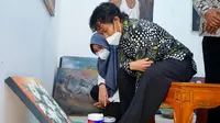 Lukman Hakim (29), pelukis difabel asal Desa Singolatren, Kecamatan Singojuruh, Kabupaten Banyuwangi. (Dian Kurniawan/Liputan6.com)