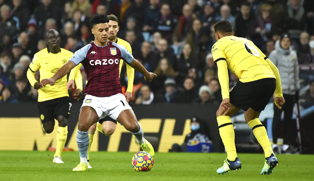 Pemain Aston Villa Ollie Watkins (tengah) menggiring bola mencoba melewati pemain Chelsea pada pertandingan sepak bola Liga Inggris di Villa Park, Birmingham, Inggris, Minggu (26/12/2021). Chelsea menang 3-1. (AP Photo/Rui Vieira)