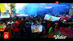 Sebuah aksi teatrikal dipentaskan oleh siswa siswi Sekolah Dasar di kawasan Surabaya dalam rangka memberi dukungan terhadap saudara-saudara yang sedang berjuang melawan asap di Kalimantan dan Riau.