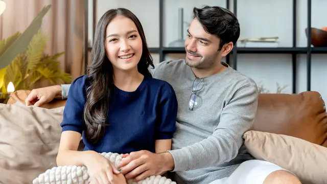 perempuan dan pasangan 19 juni