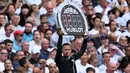 Asisten wasit keempat, David Webb memberikan tambahan waktu 12 menit pada laga pekan kelima Premier League 2023/2024 antara Tottenham Hotspur menghadapi Sheffield United di Tottenham Hotspur Stadium, London, Sabtu (16/9/2023) malam WIB. (AFP/Justin Tallis)