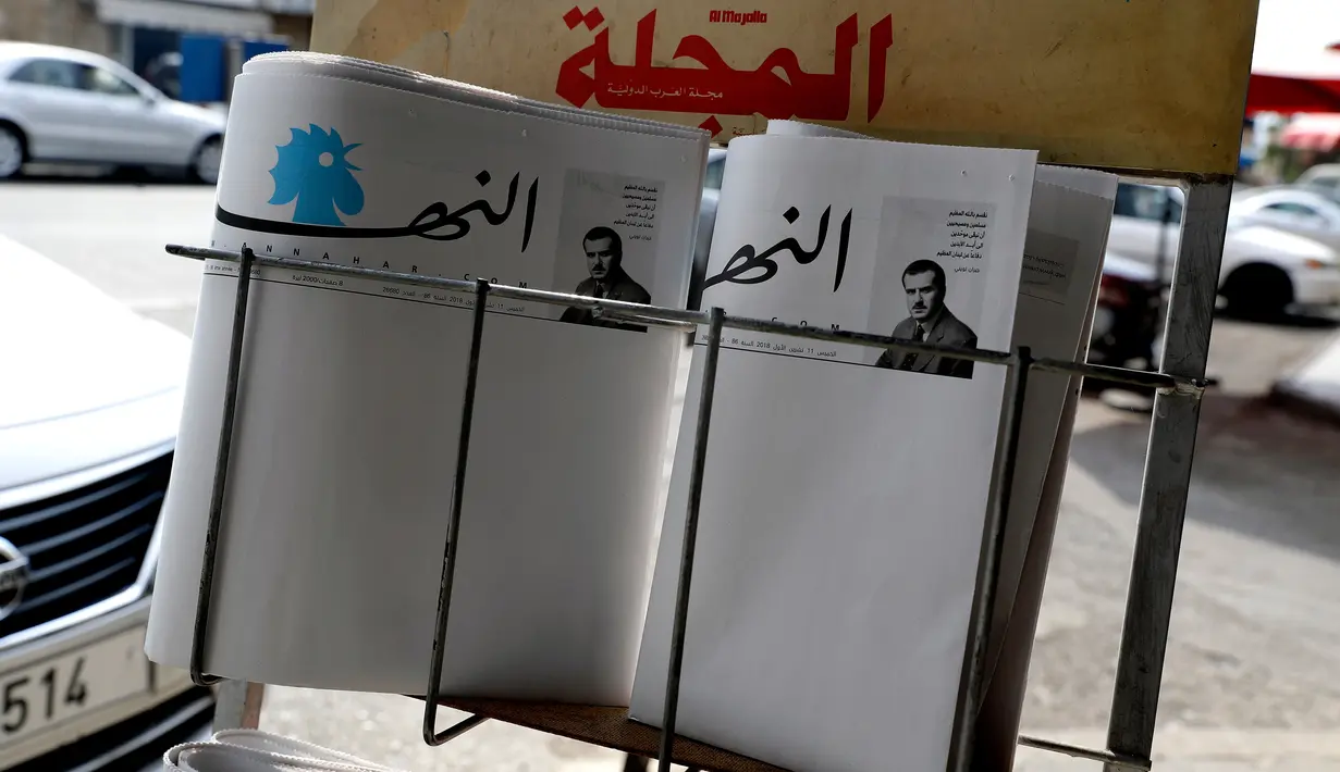 Surat kabar terkemuka Lebanon, An-Nahar, terbit dengan halaman kosong tanpa berita di sebuah kios koran di Beirut, Kamis (11/10). Hal itu dilakukan sebagai protes atas situasi politik negeri yang tak kunjung membentuk pemerintahan baru. (AFP/JOSEPH EID)