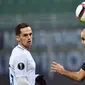 Penyerang Inter Milan, Rodrigo Palacio, duel udara dengan bek Sparta Prague, Mario Holek. Sementara kemenangan ini tidak mampu mengangkat posisi Inter sebagai juru kunci. (AFP/Giuseppe Cacace) 