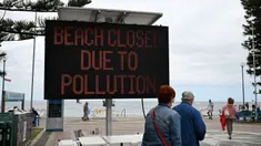Orang-orang mengunjungi Pantai Coogee setelah pihak berwenang menutupnya untuk umum di Sydney pada 16 Oktober 2024. (Saeed KHAN/AFP)