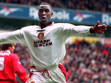 Musim 2022/2023 Fulham kembali akan bermain di Premier League usai menjuarai Divisi Championship pada musim 2021/2022 lalu. Sebagai tim semenjana yang belum pernah mencicipi gelar Liga Inggris, nyatanya Fulham pernah dihuni 5 pemain yang akhirnya mampu menjuarai Liga Ingris usai hijrah ke Manchester United. Mau tau siapa saja? Berikut daftar lengkapnya. (AFP/PA/Owen Humphreys)