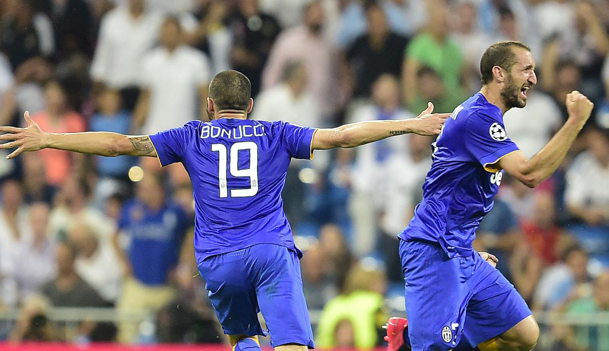 Giorgio Chiellini dan Leonardo Bonucci - Duet lini belakang ini merupakan salah satu yang fenomenal di dunia. Mereka mampu membentuk benteng kokoh baik di Juventus dan Timnas Italia. Terbaru mereka membawa Italia menjuarai Piala Eropa 2020. (AFP/Gerard Julien)