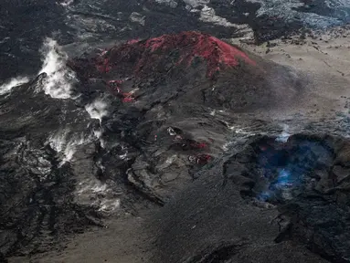 Gunung Api Mauna Loa terlihat dari udara dekat Kailua-Kona, Hawaii, Senin (12/12/2022). Setelah diam selama 38 tahun, pada 27 November lalu, Gunung Berapi Mauna Loa di Pulau Besar Hawaii, dilaporkan meletus. (Robyn BECK / AFP))