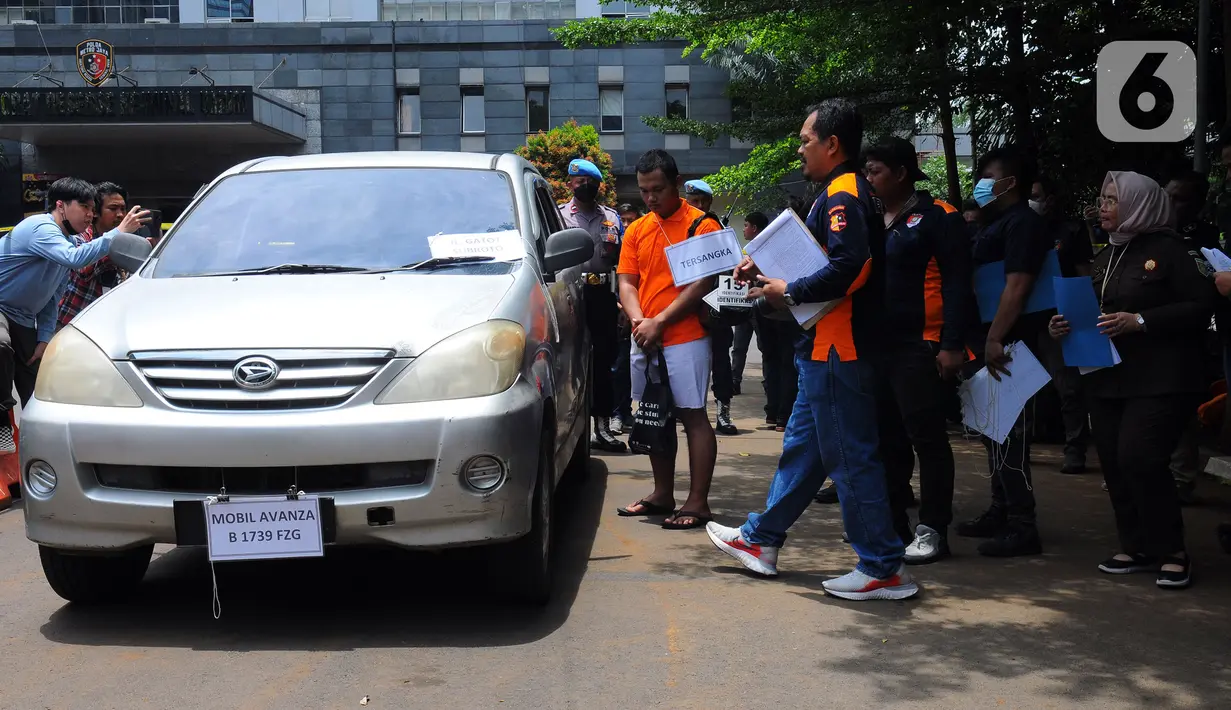 <p>Suasana saat anggota Densus 88 Bripda Haris Sitanggang alias Bripda HS menjalani rekonstruksi pembunuhan sopir taksi online Sony Rizal Taihitu (56) di lapangan Direktorat Reserse Kriminal Umum Polda Metro Jaya, Jakarta, Kamis (16/2/2023). Bripda HS menjalani 37 adegan sebagai rangkaian peristiwa pembunuhan Sony Rizal Taihitu di Jalan Nusantara Perumahan Bukit Cengkeh, Kelurahan Tugu Cimanggis, Depok, Jawa Barat. (merdeka.com/Imam Buhori)</p>