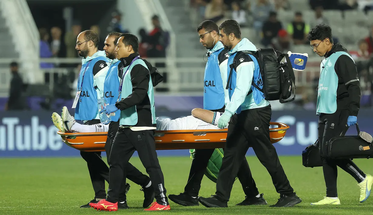 Bek Timnas Indonesia, Jordi Amat ditandu keluar lapangan setelah mengalami cedera saat menghadapi Vietnam pada laga kedua Grup D Piala Asia 2023 di Abdullah Bin Khalifa Stadium, Doha, Qatar, Jumat (19/1/2024). (AFP/Karim Jaafar)
