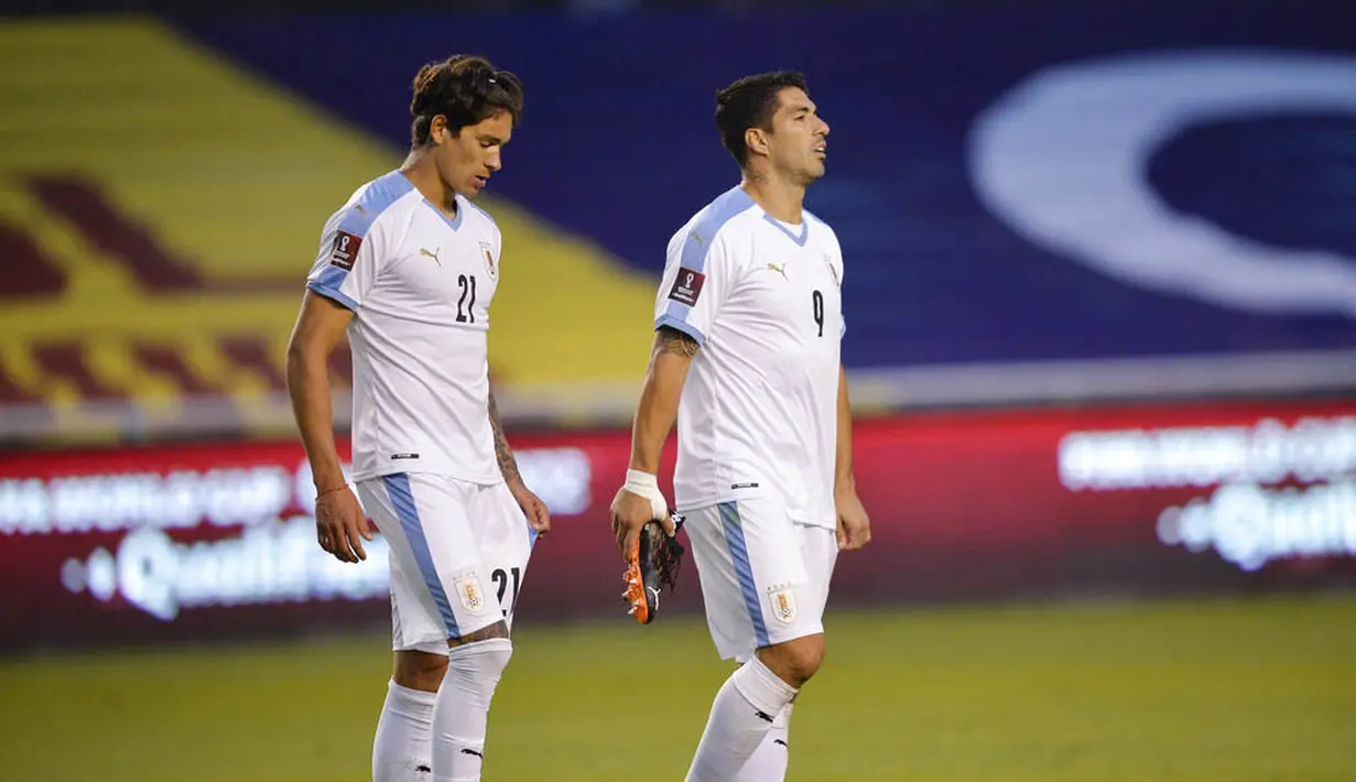Pemain Uruguay, Luis Suarez dan Darwin Nunez, tampak lesu usai ditaklukkan Ekuador pada laga kualifikasi Piala Dunia 2022 di Stadion Casa Blanca, Rabu (14/10/2020). Ekuador menang dengan skor 4-2. (Rodrigo Buendia/Pool via AP)