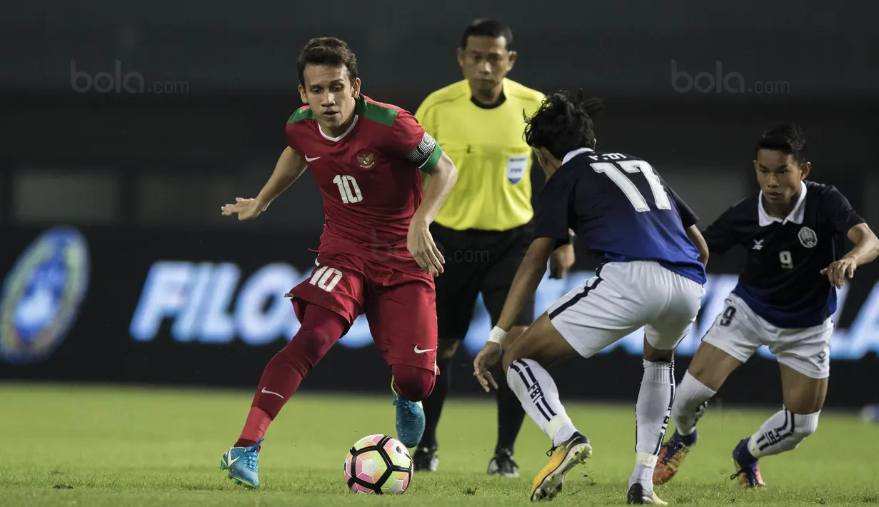 Gelandang Timnas Indonesia U-19 Egy Maulana Vikry beraksi saat Indonesia U-19 menjamu Kamboja U-19 di Stadion Patriot, Bekasi, (4/10/2017)
