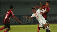 Pemain Persipura Jayapura, Muhammad Tahir (kanan) berebut bola dengan pemain Persija Jakarta, Ramdani Lestaluhu dalam laga pekan ke-3 BRI Liga 1 2021/2022 di Stadion Indomilk Arena, Tangerang, Minggu (19/9/2021). Kedua tim bermain imbang 0-0. (Bola.com/Ikhwan Yanuar)