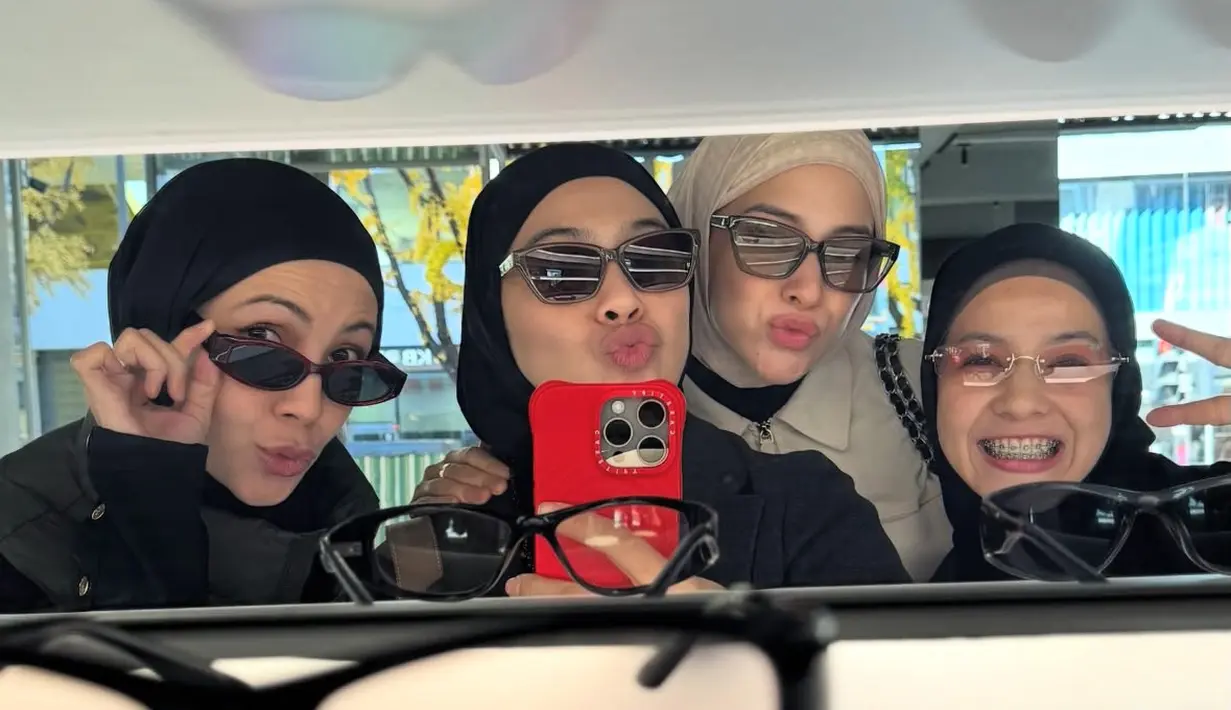 Liburan pun tampak menyenangkan, terlihat mereka mencoba kacamata bareng di sebuah toko kacamata. [@dianayulestari]