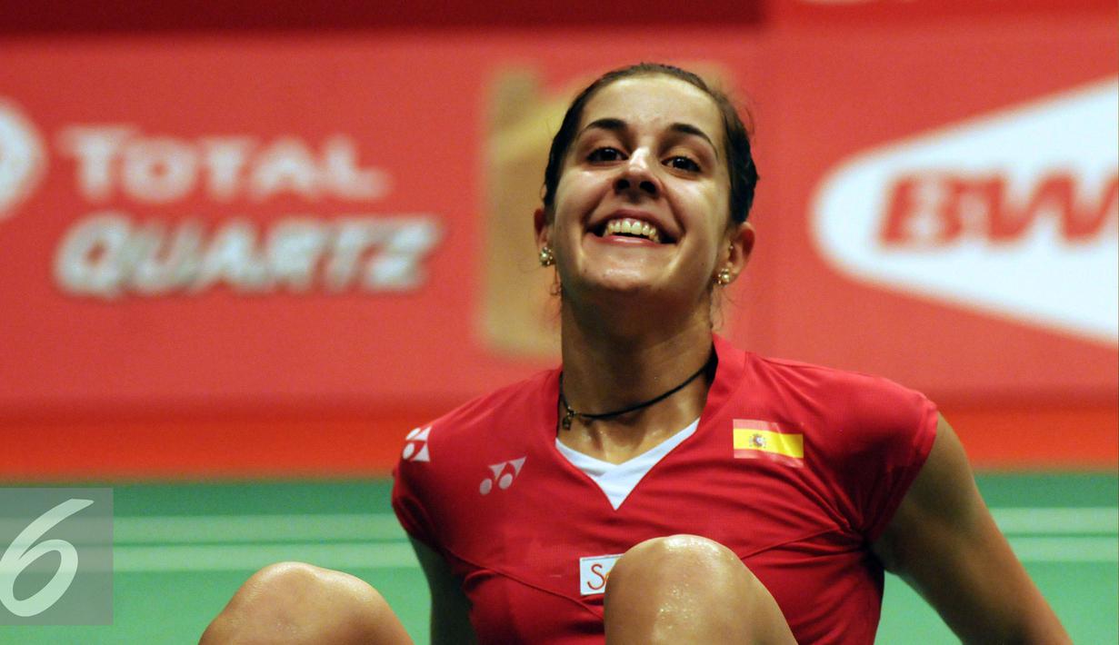 Pebulutangkis Spanyol, Carolina Marin tersenyum usai menyelesaikan laga melawan Saina Nehwal (India) di final BWF World Championships 2015 di Jakarta, Minggu (16/8/2015). Carolina unggul 21-16. 21-19. (Liputan6.com/Helmi Fithriansyah)