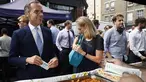 Gubernur Bank Inggris, Carney singgah untuk membeli makan siang di Whitecross Street Market di London, Selasa (13/9). Carney menunjukkan kepada penjual tentang kelebihan uang keluaran baru Bank Inggris. (REUTERS / Stefan Wermuth)