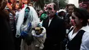 Beberapa orang berjalan selama Zombie Walk di Mexico City, Minggu (11/11). Ratusan orang dengan penampilan yang seram serta mengenakan pakaian compang-camping berkumpul di pusat bersejarah ibu kota Meksiko dalam acara tahunan tersebut. (AP/Claudio Cruz)