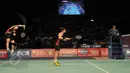 Salah satu aksi Shin Baek Choel (kiri) saat melawan Fu Haifeng/Zhang Nan asal Tiongkok di final BCA Indonesia Open 2015 di Jakarta, Minggu (7/6/2015). Shin Baek Choel/Ko Sung Hyun menang 21-16,16-21,21-19. (Liputan6.com/Andrian M Tunay)