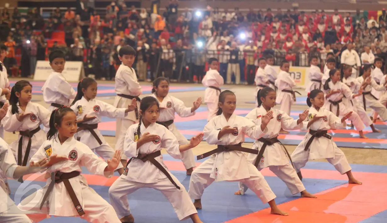 Karateka cilik Indonesia unjuk kebolehan saat acara pembukaan Kejuaraan Dunia Shotokan Karate-Do International Federation (SKIF) 2016 di JIExpo Kemayoran Jakarta, Sabtu (27/8). (Liputan6.com/Immanuel Antonius)