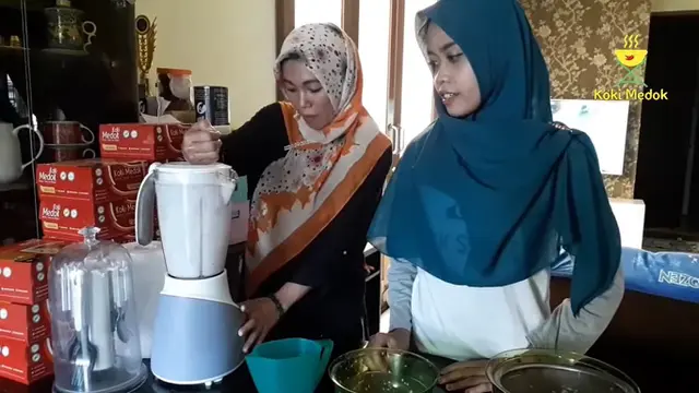 Bukan dengan Air Saja, Ini Cara Peras Santan Agar Banyak, Pekat dan Kental