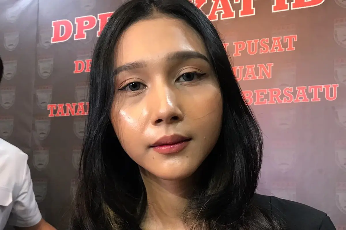 Tenri Ajeng Anisa alias Tenten Anisa