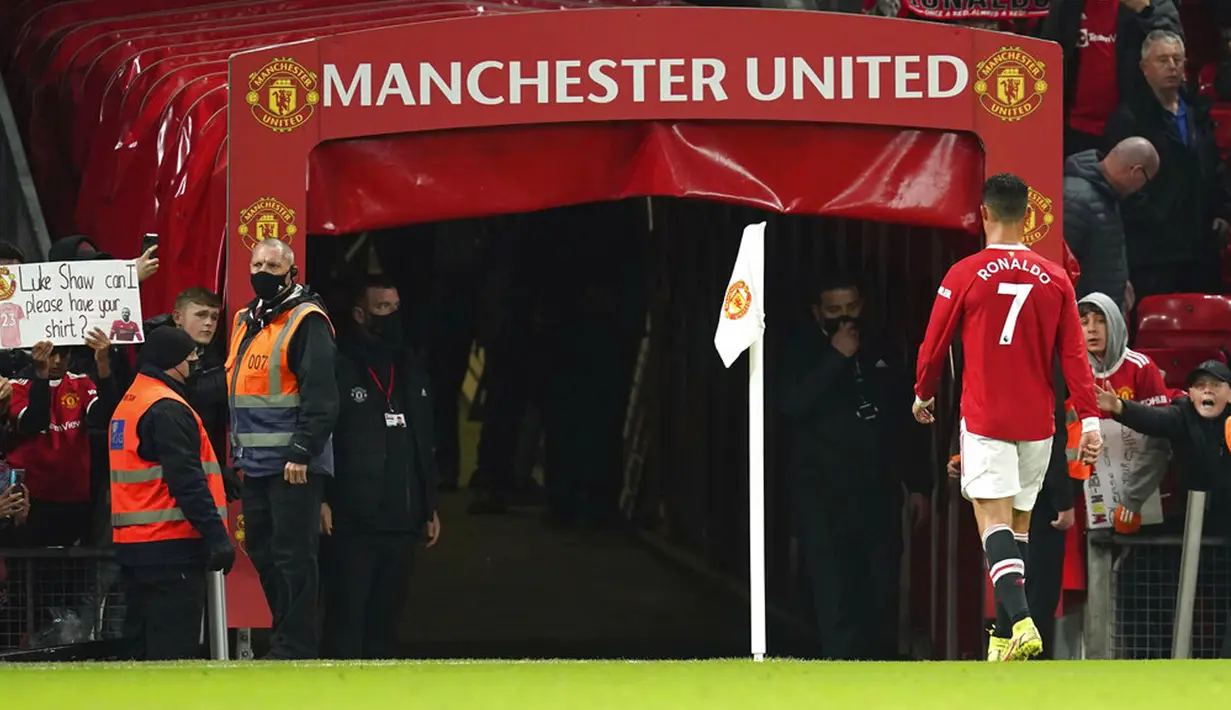 Pemain Manchester United Cristiano Ronaldo menuju ke terowongan setelah peluit akhir melawan Liverpool pada pertandingan Liga Inggris di Old Trafford, Manchester, Inggris, Minggu (24/10/2021). Liverpool menang 5-0. (Martin Rickett/PA via AP)